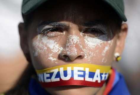 Un activista antigubernamental se manifiesta en una marcha  opositora en Caracas. F(oto Prensa Libre:AFP)