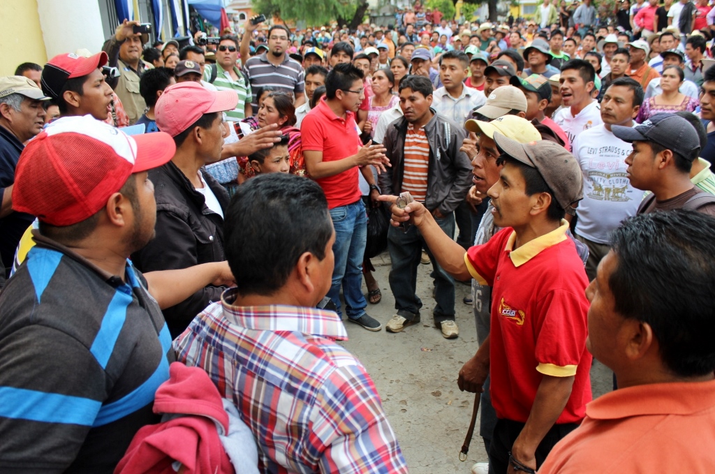 Manifestantes y empleados municipales de Santa Cruz del Quiché se enfrentan por el intento de agresión al Concejo. (Foto Prensa Libre:Óscar Figueroa).