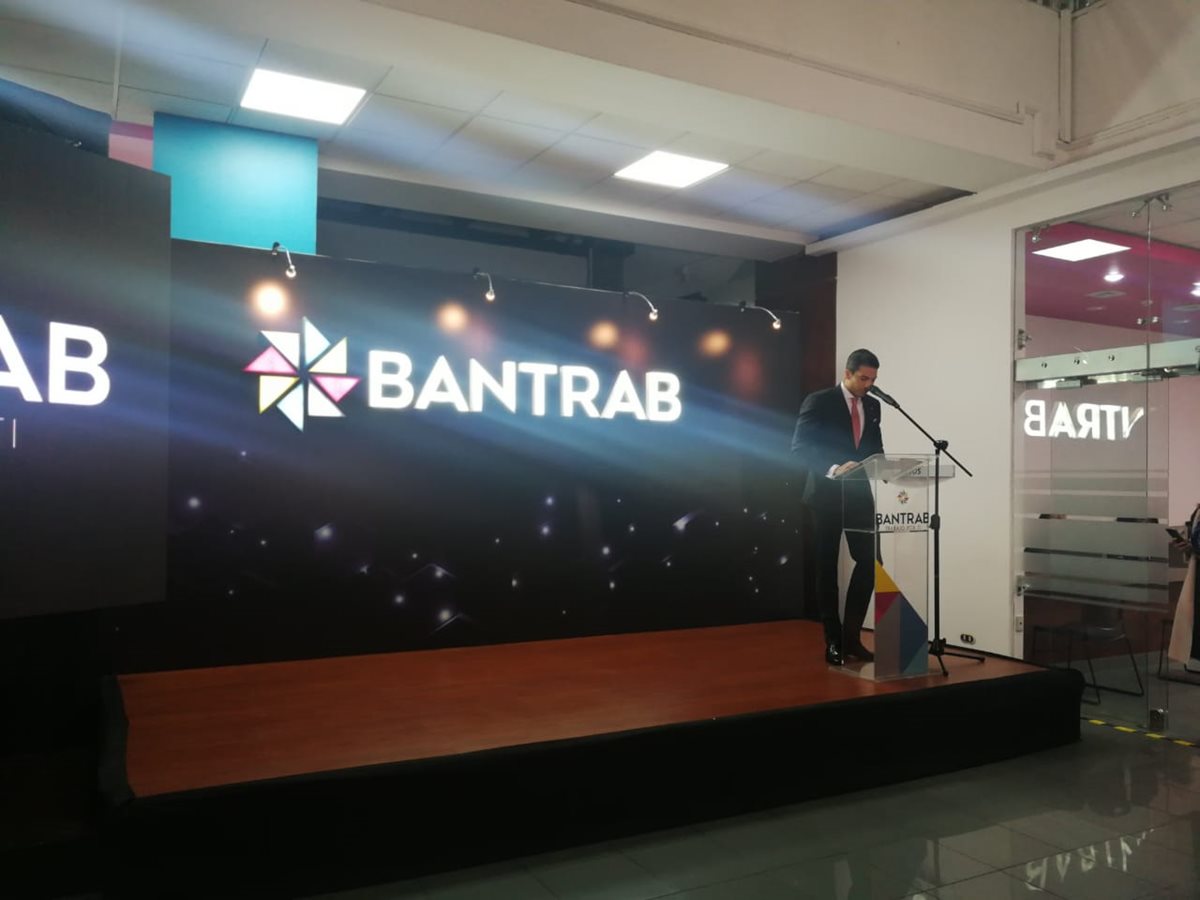 Michel Caputi, director general corporativo de Bantrab presentó a los miembros de la nueva Junta Directiva. (Foto Prensa Libre: Natiana Gándara)