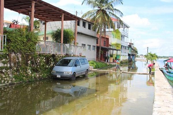 La calle conocida como "Las mesitas" en la isla de Flores está inundada, autoridades ediles cerraron la arteria. (Foto Prensa Libre: Rigoberto Escobar)