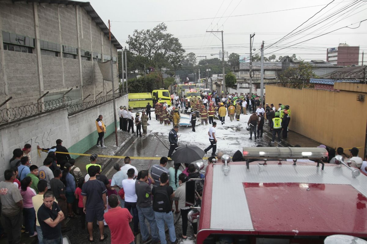 Bomberos Municipales controlaron el fuego de la avioneta que explotó al caer. (Foto Prensa libre: Éricka Ávila)