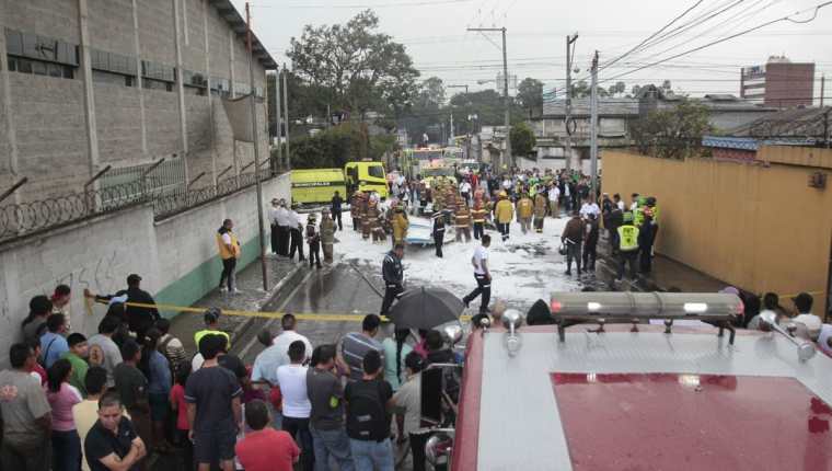 Bomberos Municipales controlaron el fuego de la avioneta que explotó al caer. (Foto Prensa libre: Éricka Ávila)