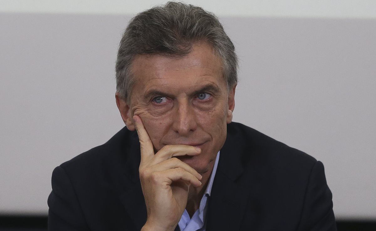 El presidente Mauricio Macri, enfrenta un claro desafío de la oposición que busca aprobar una ley contra despidos. (Foto Prensa Libre: EFE).