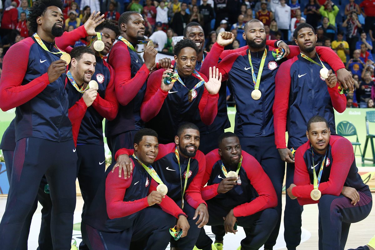 El equipo estadounidense de baloncesto luce feliz con su presea de oro, después de haber derrotado a Serbia (Foto Prensa Libre: EFE)