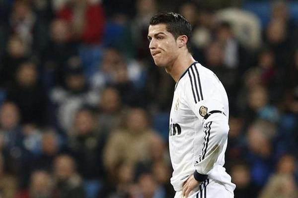 El delantero del Real Madrid, Cristiano Ronaldo, asegura que es profesional y que no es arrogante. (Foto Prensa Libre: EFE)