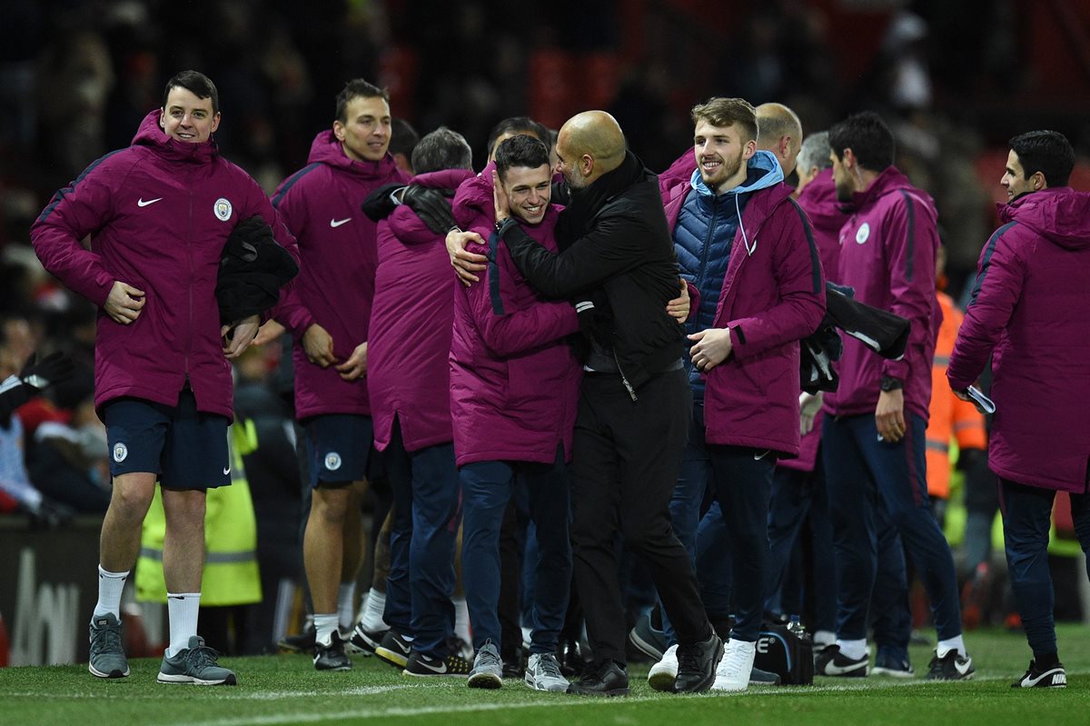 Pep Guardiola afirma que el alienta a sus jugadores a celebrar cuando ganan. (Foto Prensa Libre: AFP)