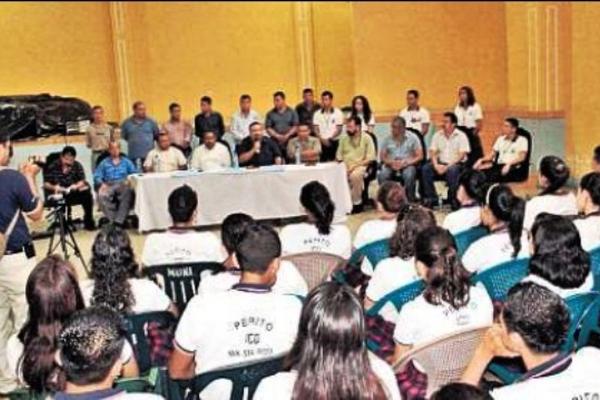 Alcaldes y líderes en conferencia de prensa en la que rechazan las operaciones de minera. (Foto Prensa Libre: Archivo)