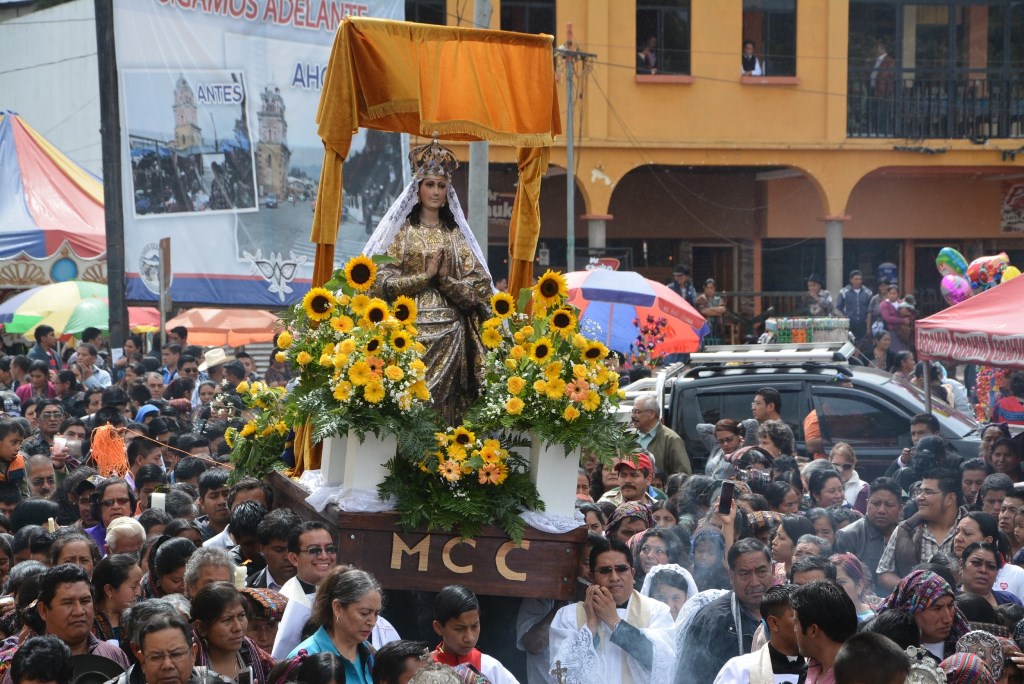 Sololatecos católicos llevan en hombros la procesión con la Virgen de la Asunción. (Foto Prensa Libre: Édgar René Sáenz)