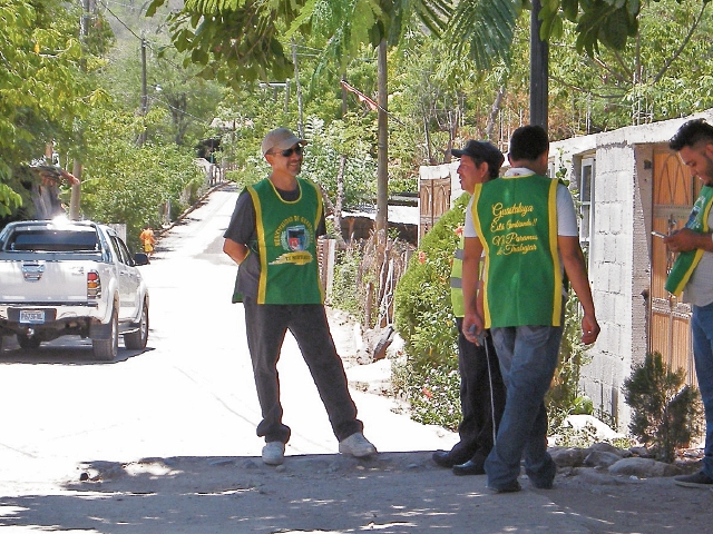 Empleados municipales permanecen en la entrada a El callejón, Guastatoya, donde comienza la ruta alterna, para cobrar peaje. (Foto Prensa Libre: Héctor Contreras)