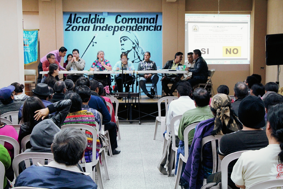 Representantes de  la Coordinadora de Autoridades Indígenas de Totonicapán se pronuncian por el caso SAT. (Foto Prensa Libre: Édgar Domínguez)