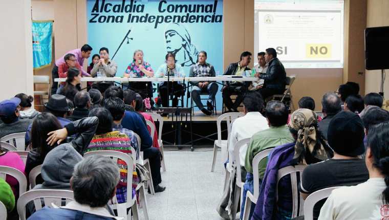 Representantes de  la Coordinadora de Autoridades Indígenas de Totonicapán se pronuncian por el caso SAT. (Foto Prensa Libre: Édgar Domínguez)