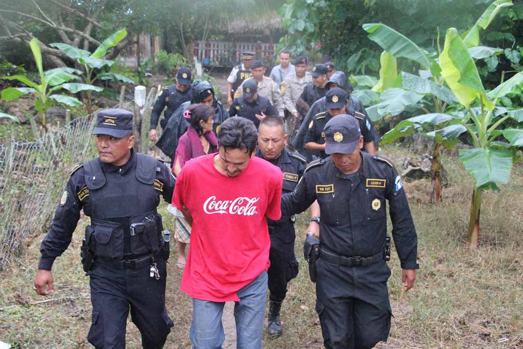 Momento en que agentes capturan a Walter Abrego Marroquín, en Las Cruces, Petén. (Foto Prensa Libre: Manuel Romero).