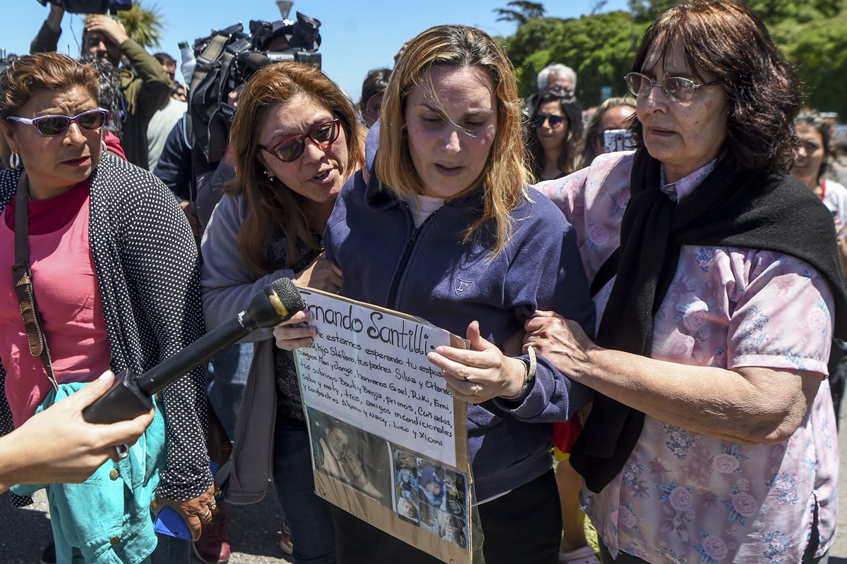 La esposa de Fernando Santilli, uno de los 44 miembros del submarino argentino desaparecido llora desesperada afuera de la Base Naval en Mar de Plata. (Foto Prensa Libre: AFP)