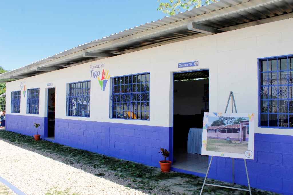 Parte de la escuela que fue remodelada en Poptún, Petén. (Foto Prensa Libre: Cortesía Tigo)