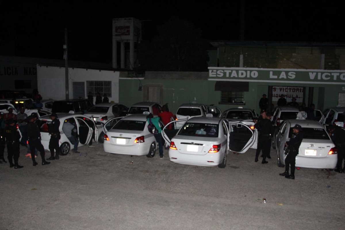 Taxistas son aprehendidos por la PNC en Chiquimula. (Foto Prensa Libre: PNC)