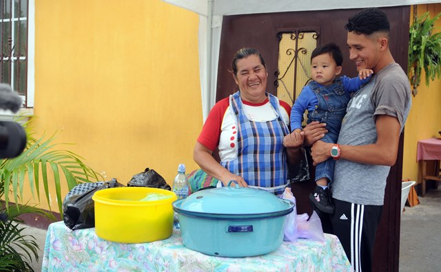 Daniel Quiyuch comparte en las afueras de su residencia con sus familiares. (Foto Prensa Libre: Jeniffer Gómez)
