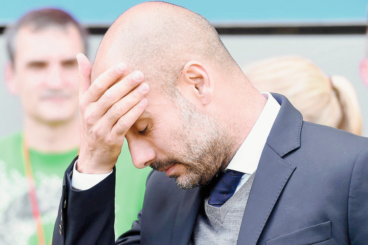 Pep Guardiola es cuestionado en Alemania por los últimos malos resultados. (Foto Prensa Libre: EFE)