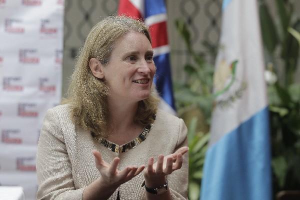 La Embajadora Sarah Dickson anuncia torneo.