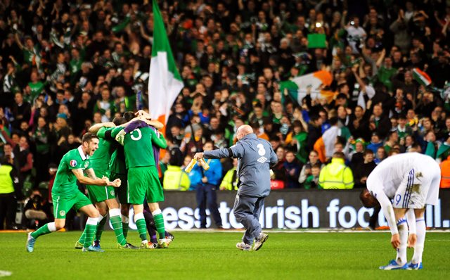 El equipo celebra su clasificación a la Euro 2016. (Foto Prensa Libre: EFE)