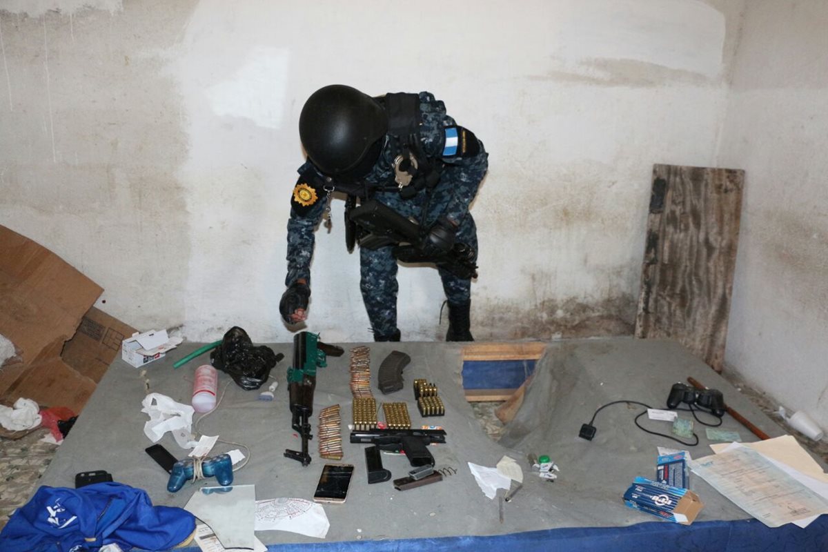 Armas y celulares fueron encontrados en la vivienda allanada este jueves en la zona 6 capitalina. (Foto Prensa Libre: Érick Ávila)