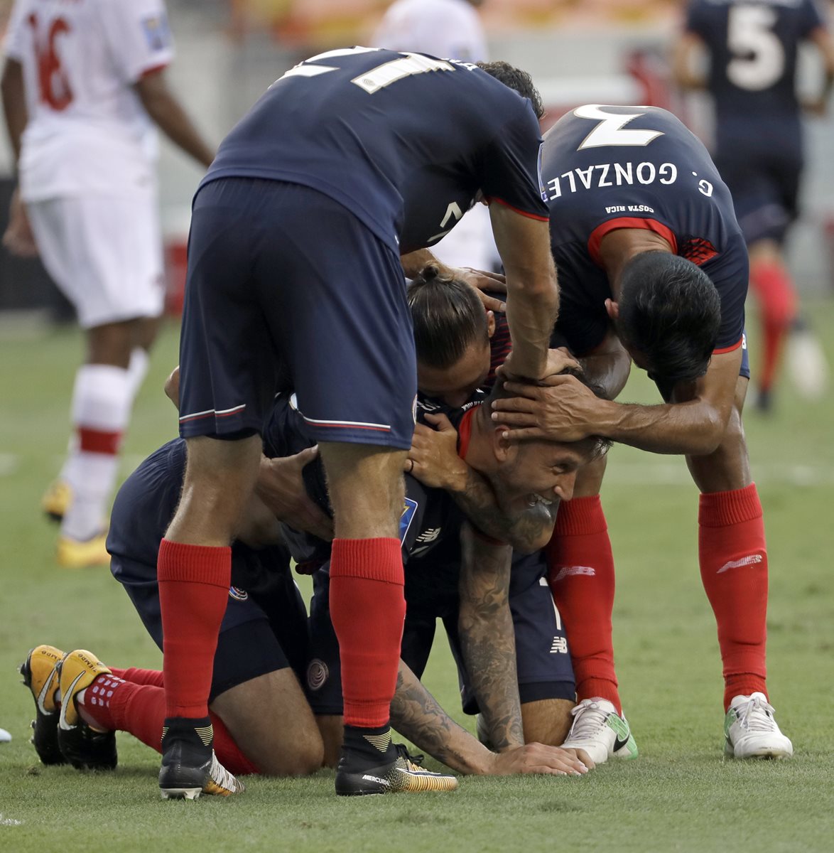 Los jugadores ticos celebran el empate de Calvo.