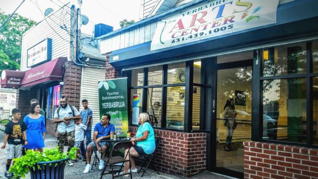 El Centro de Artes Yerbabruja está en una de las calles más concurridas de Central Islip.(Margarita Espada).