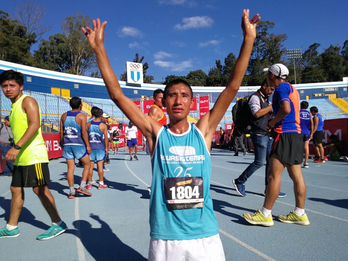 Carlos González ganó la San Silvestre 2017. (Foto Prensa Libre: Carlos Vicente)