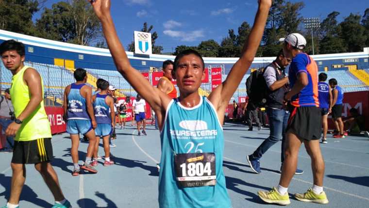 Carlos González ganó la San Silvestre 2017. (Foto Prensa Libre: Carlos Vicente)