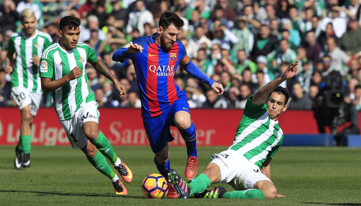 El arbitraje español está en problemas por un gol legitimo anulado al Barcelona. (Foto Prensa Libre: AFP)