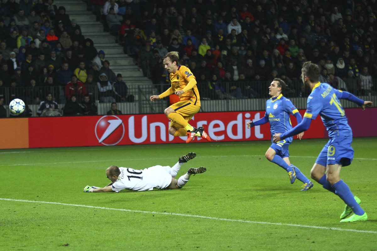 Ivan Rakitic define con un toque suave sobre la salida del portero Sergei Chernik para el 2-0 que resultó definitivo. (Foto Prensa Libre: AP)