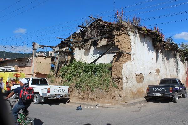 Vecinos de Totonicapán  piden al Idaeh  demoler edificio construido hace 125 años.