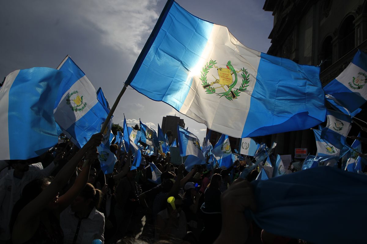 Guatemaltecos hicieron presión social para que renunciara el binomio presidencial. (Foto Prensa Libre: Hemeroteca PL)