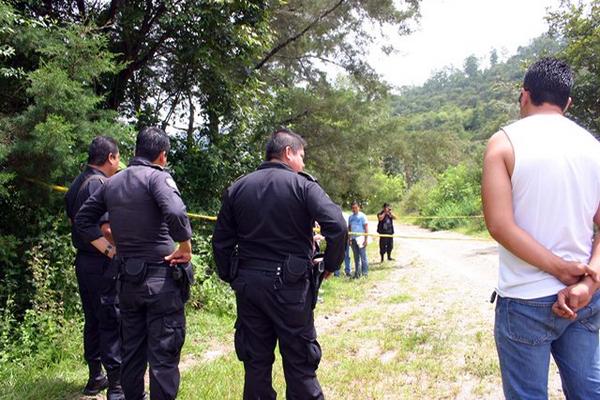 Autoridades y curiosos observan el lugar donde fue localizado el cadáver en San Luis Jilotepeque, Jalapa. (Foto Prensa Libre: Hugo Oliva)<br _mce_bogus="1"/>