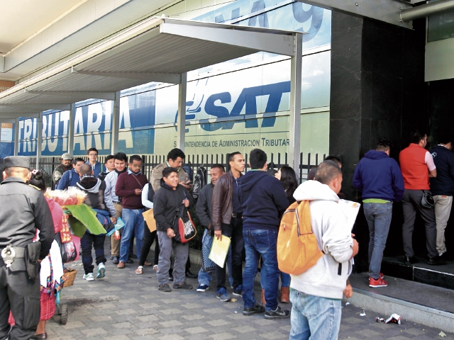La SAT logró superar sus metas de recaudación en el 2016 por Q251 millones. (Foto Prensa Libre: Carlos Hernández)