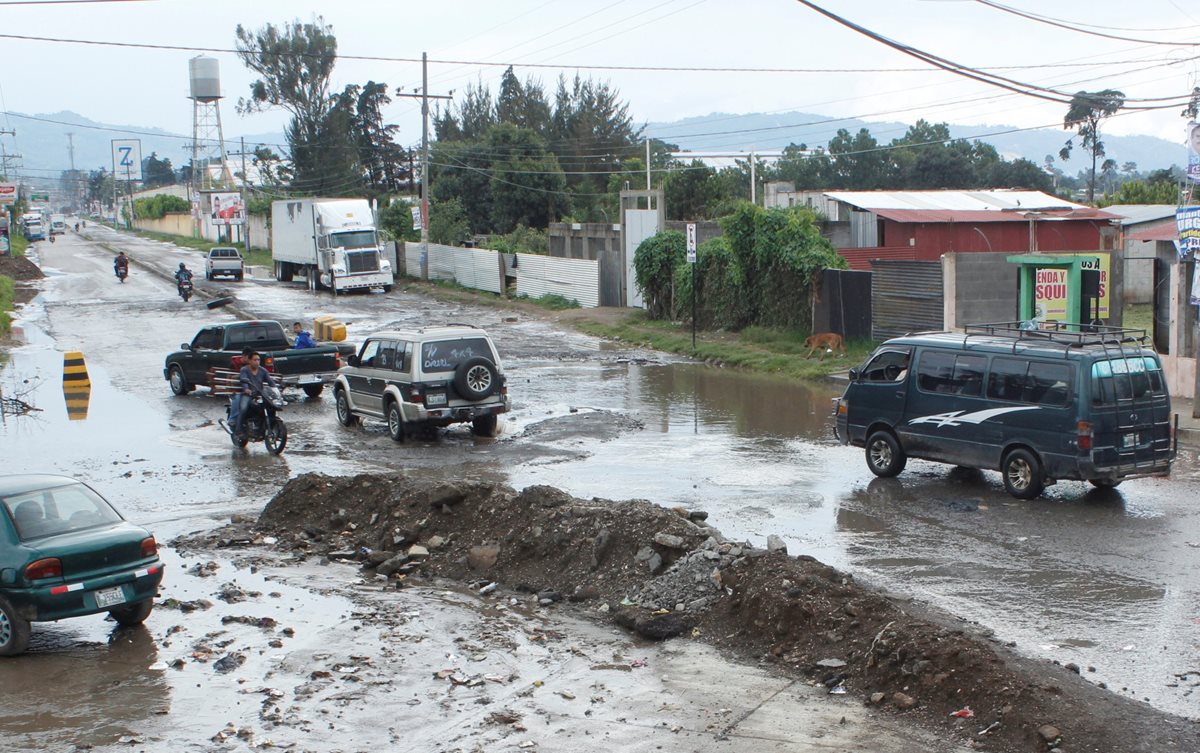 Vista del mal estado en el que se encuentra el km 52.5, entre El Tejar y la cabecera de Chimaltenango. (Foto Prensa Libre: Víctor Chamalé)