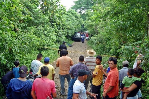 Curiosos permanecen en el lugar donde fueron encontrados tres cadáveres, en Catarina, San Marcos. (Foto Prensa Libre: Alexander Coyoy)  <br _mce_bogus="1"/>