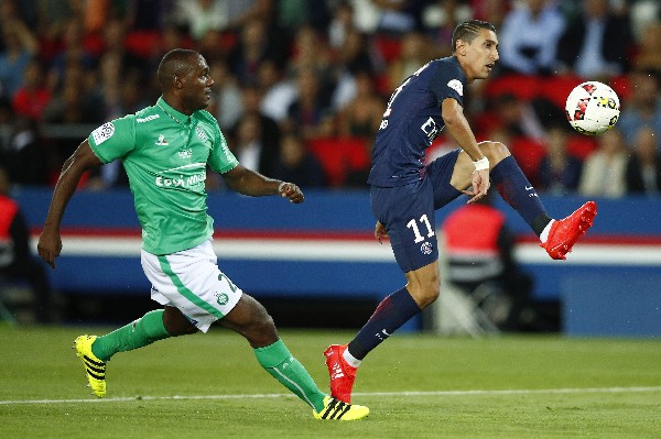 Ángel Di Maria, del PSG, evade la marca del jugador del Saint-Etienne Kevin Theophile-Catherine. (Foto Prensa Libre: EFE).