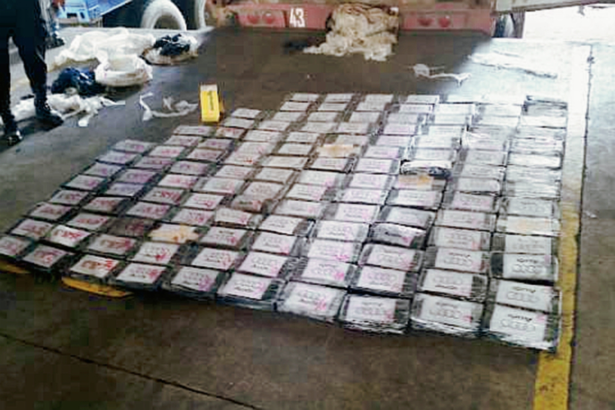 Los paquetes  sospechosos son contabilizados por agentes antinarcóticos, en  Santo Tomás de Castilla, Puerto Barrios, Izabal. (Foto Prensa Libre: Ministerio Público)