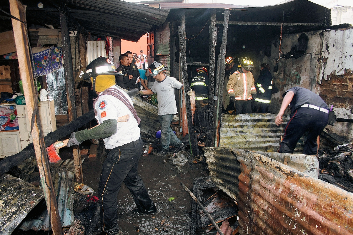 El fuego destruyó la vivienda donde vivía la familia de la menor, quien  murió carbonizada. (Foto Prensa Libre: Renato Melgar)