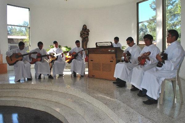 Seis guitarras y un órgano acompañan la melodía que interpretan los coristas. (Foto Prensa Libre: Archivo)