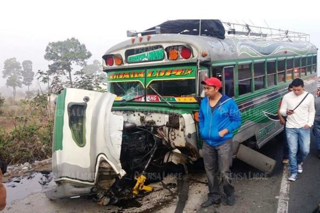 Autobús involucrado en triple choque, registrado en el km 47 de la ruta Interamericana, Sumpango, Sacatepéquez. (Foto Prensa Libre: Víctor Chamalé)