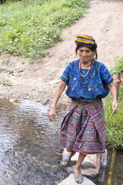 El entrenamiento de doña Nicolasa consiste en caminar largas distancias en San Miguel Chicaj, donde ofrece alimentos que prepara. (Foto Prensa Libre: Hemeroteca PL)