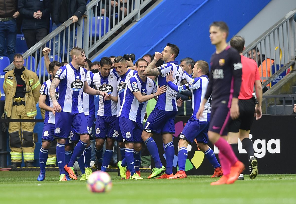 Joselu festeja con su compañeros luego de la primera anotación de La Coruña frente al Barcelona. (Foto Prensa Libre: AFP)