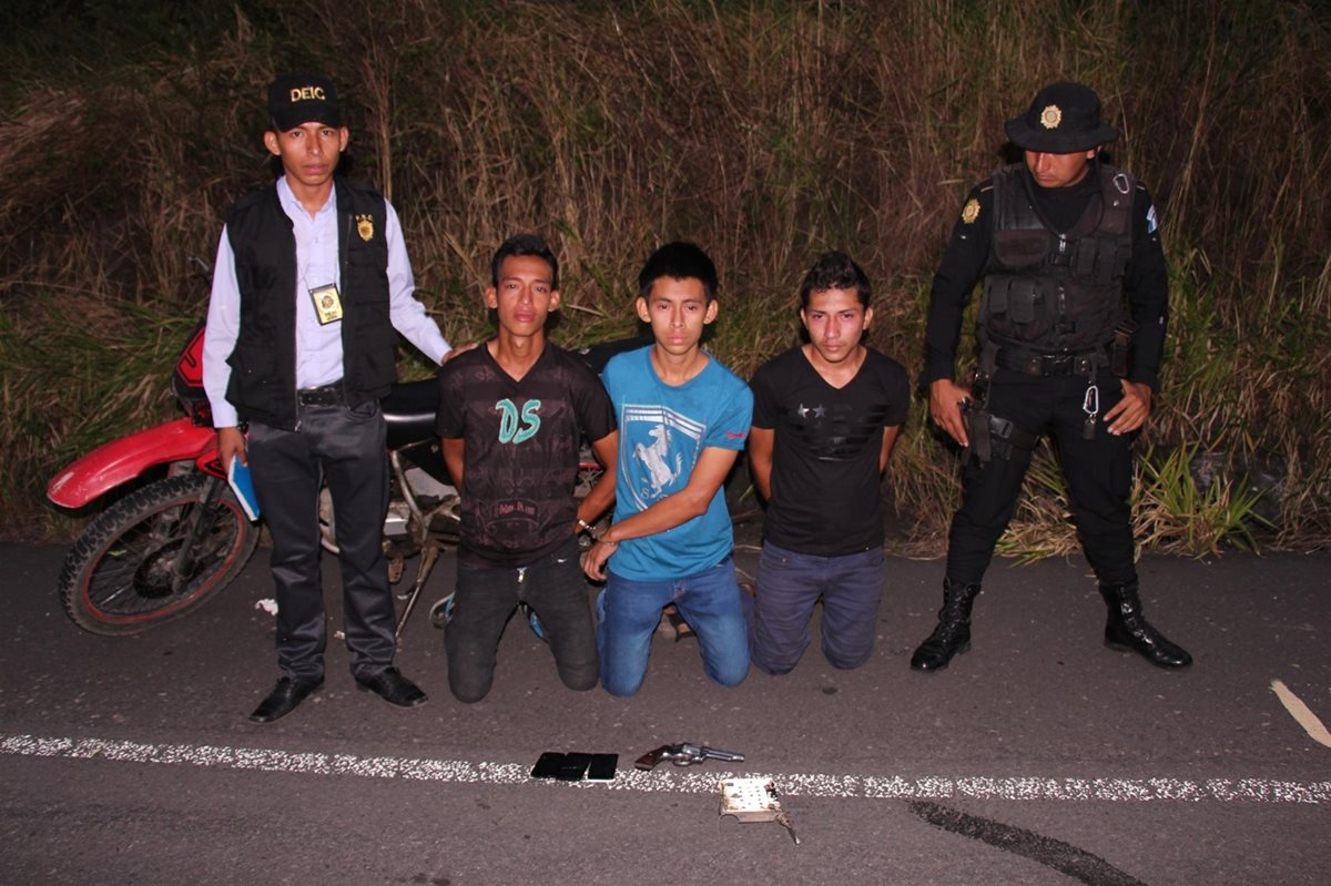 Tres presuntos asaltantes de autobuses son aprehendidos en Escuintla luego de denuncias de usuarios del transporte extraurbano. (Foto Prensa Libre: Carlos E. Paredes)