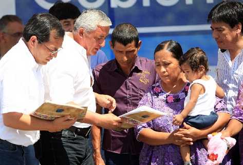 El Presidente Otto Pérez Molina entrega el  título de propiedad a una de las personas que fueron desalojadas hace dos años del valle del Polochic.