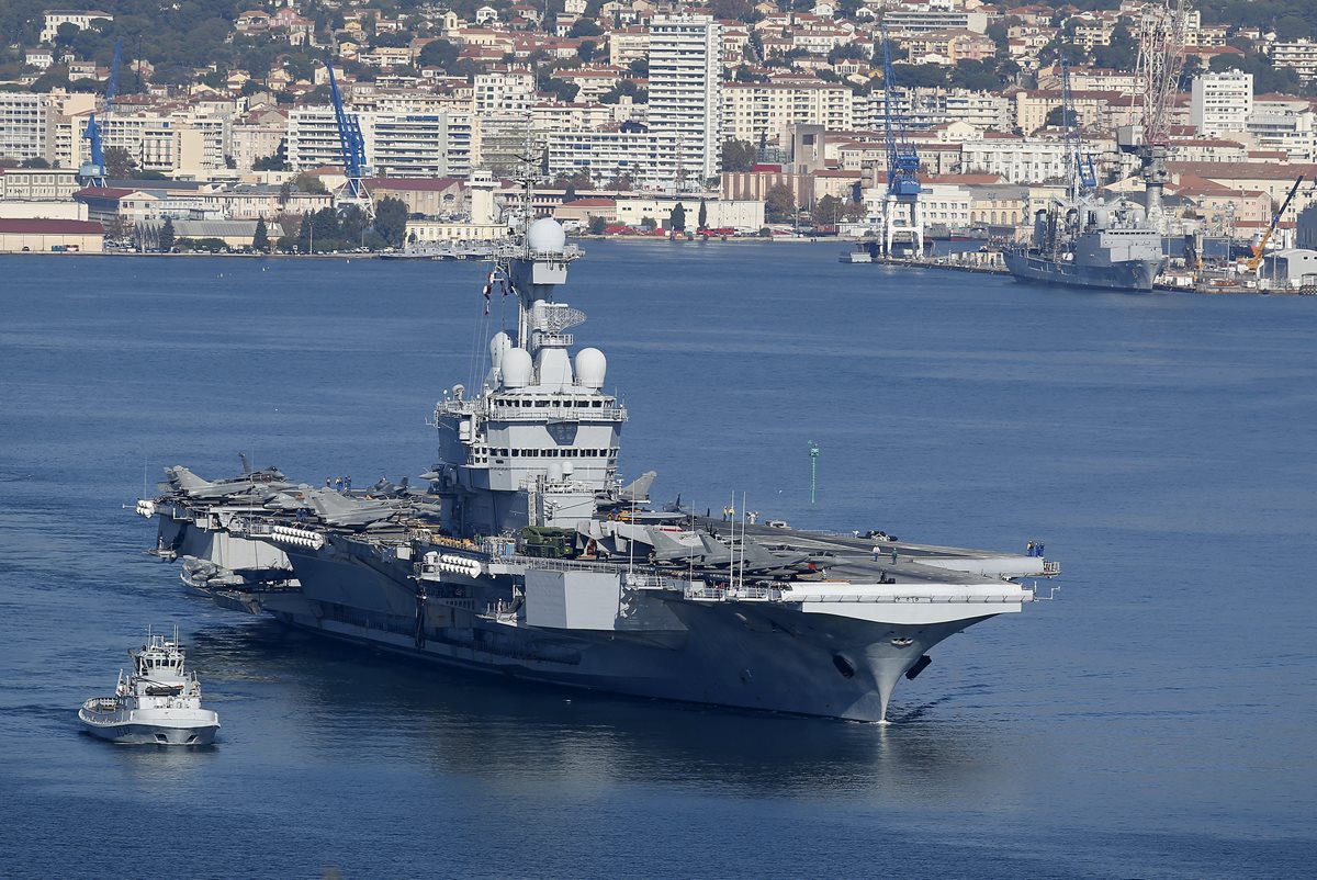 El buque de guerra francés Charles de Gaulle se encamina al Otiente Medio para atacar al Estado Islámico en Siria. Foto Prensa Libre (AFP)