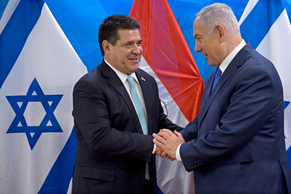 El primer ministro israelí, Benjamin Netanyahu, recibe al presidente de Paraguay, Horacio Cartes, durante su reunión en Jerusalén (Israel). (Foto Prensa Libre: EFE)