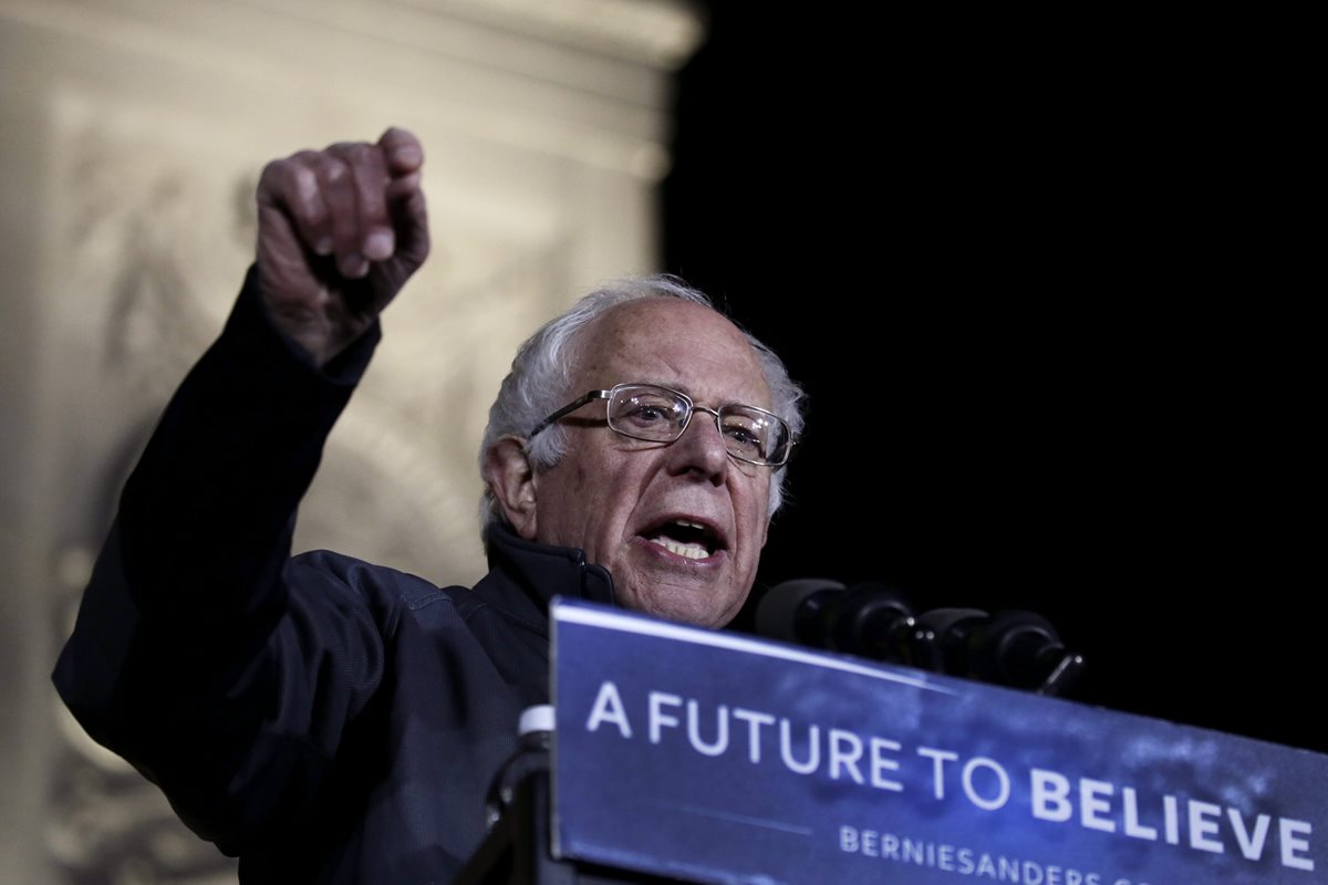 El aspirante a candidato presidencial de los demócratas Bernie Sanders se dirige a sus simpatizantes durante un acto de campaña en Washington Square Park en Nueva York. (Foto Prensa Libre: EFE).