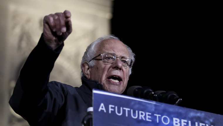 El aspirante a candidato presidencial de los demócratas Bernie Sanders se dirige a sus simpatizantes durante un acto de campaña en Washington Square Park en Nueva York. (Foto Prensa Libre: EFE).