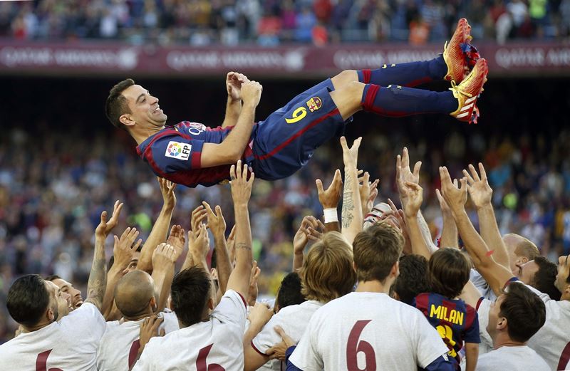 Xavi Hernández ya no estará con el Barcelona para este clásico, ahora lo verá desde Doha. (Foto Prensa Libre: EFE)